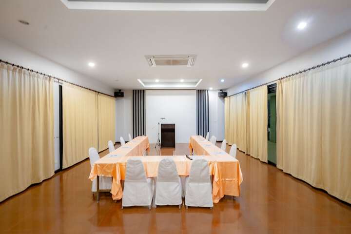 Business Center 28 of 35