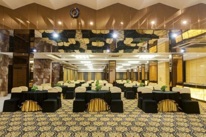 Ballroom/Hall 18 of 20