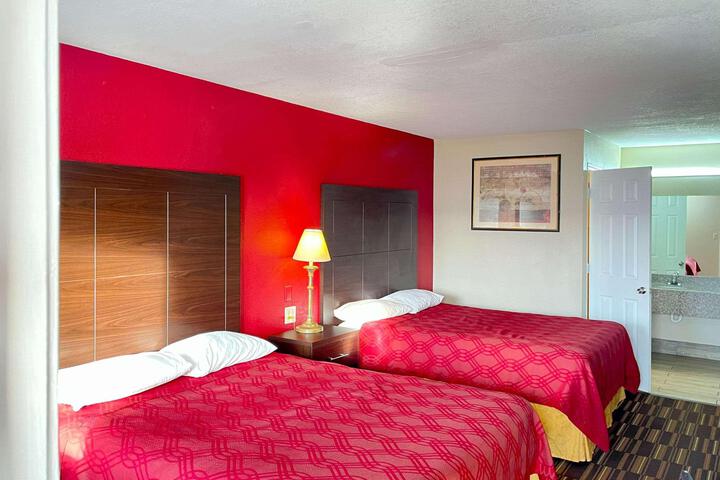 2 Queen Beds (6 of 13)