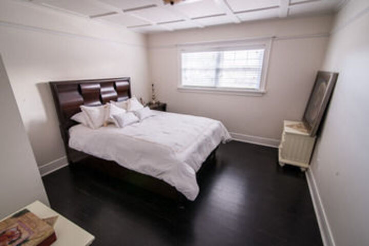 Room 6 of 9
