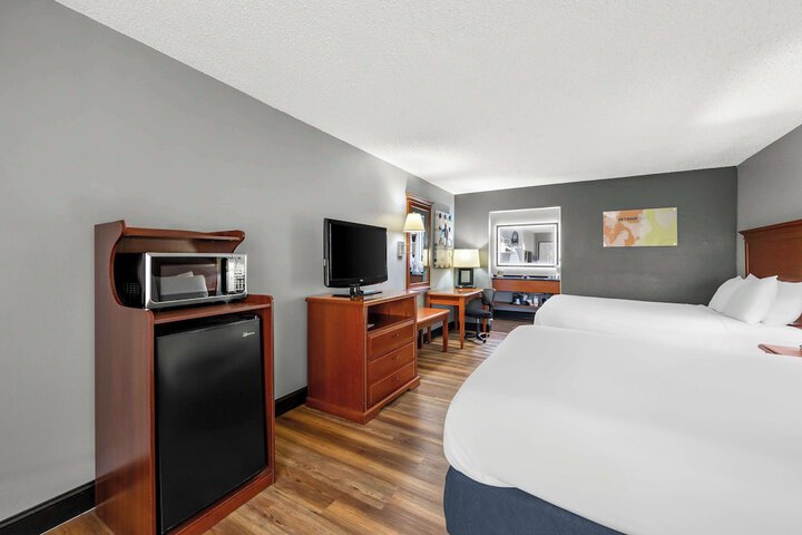 2 Queen Beds Room Upstairs Work Desk Microwave and Refrigerator WiFi Continental Breakfast (10 of 10)