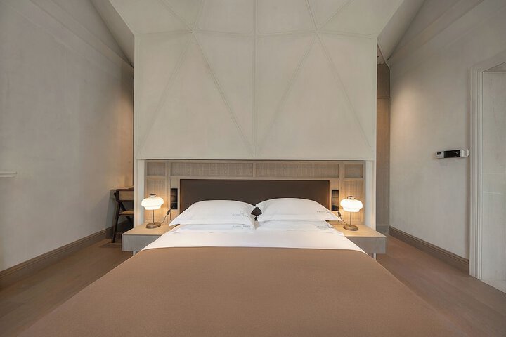 Room 8 of 85