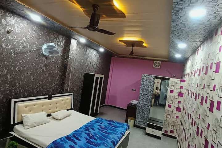 Room 6 of 13