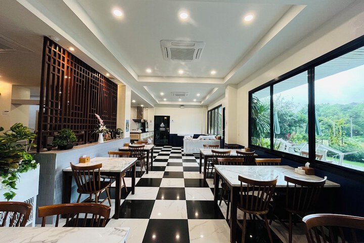 Dining 93 of 164