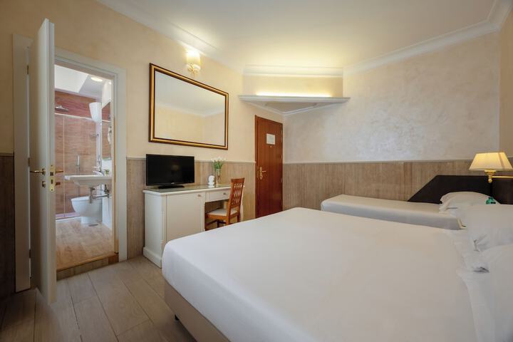 Room 43 of 100