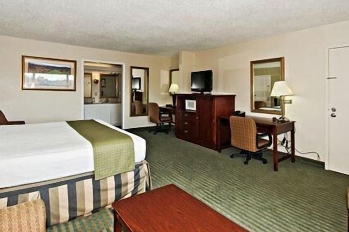 1 King Bed (6 of 6)