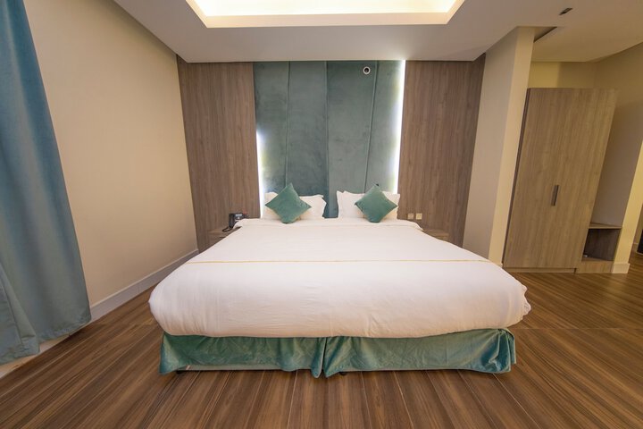 Room 5 of 16