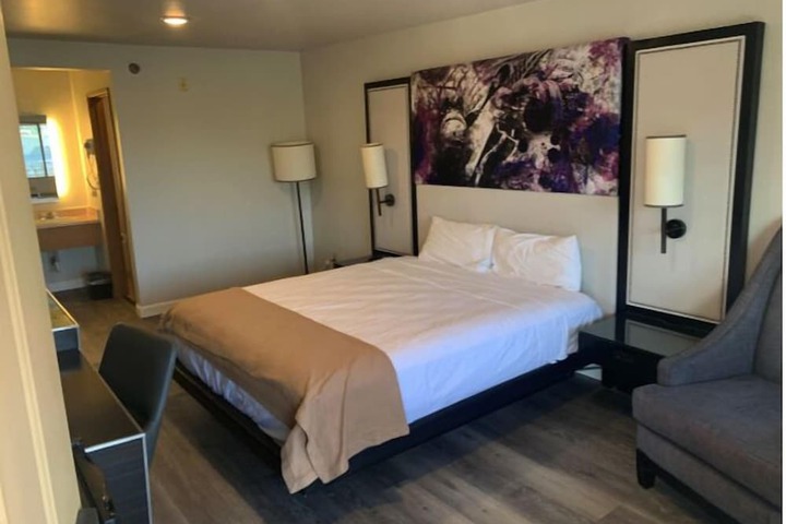 Room 4 of 12