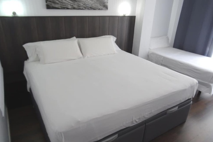 Room 9 of 32
