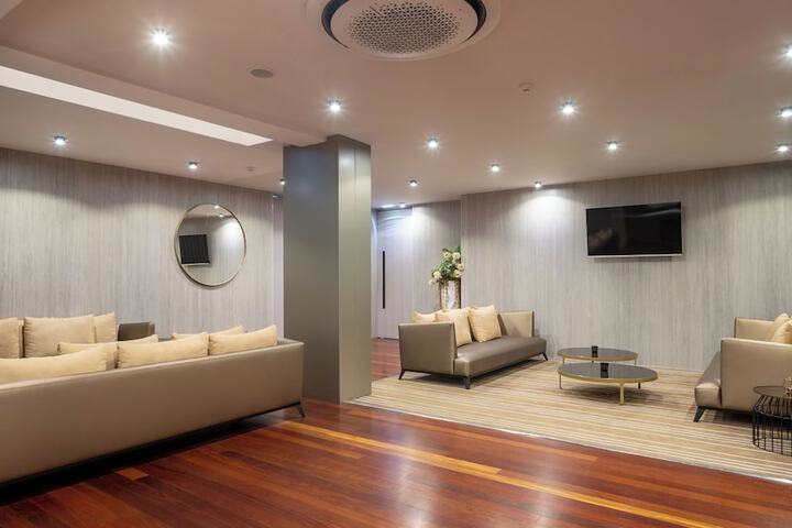 Lounge 71 of 85