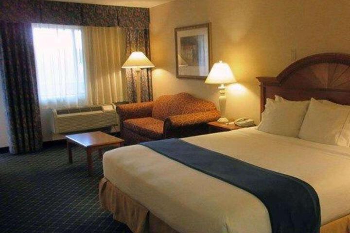 2 Queen Beds (2 of 3)