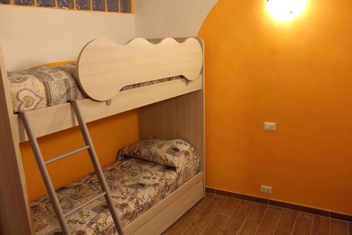 Room 4 of 9