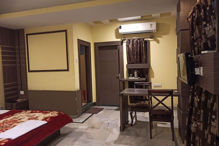 Room 8 of 34