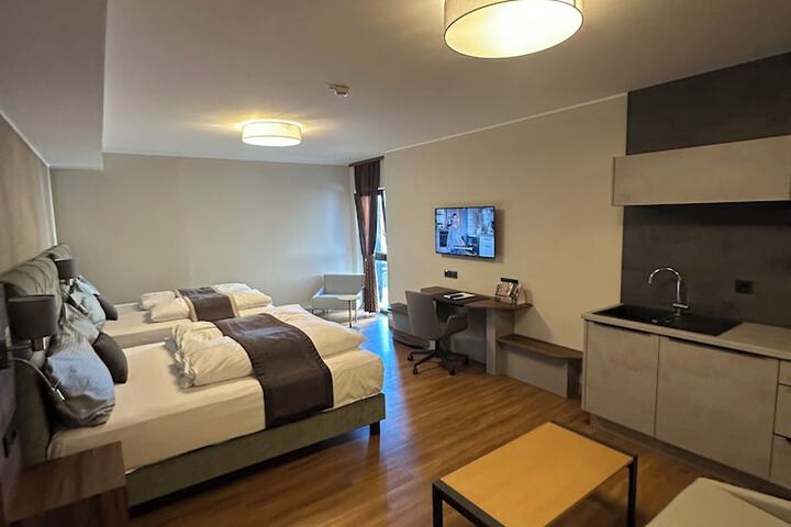 Room 9 of 100