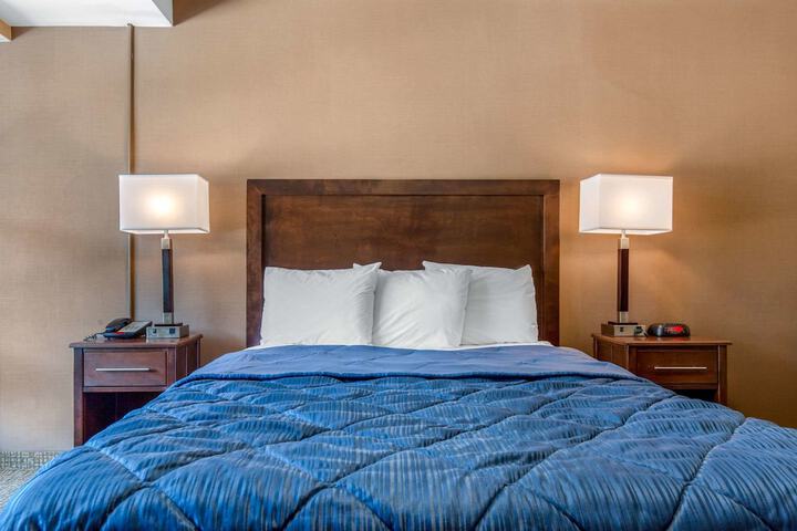 1 Queen Bed (5 of 9)