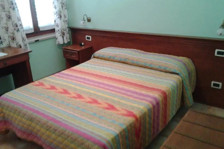Room 6 of 9