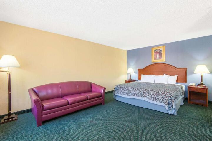 Deluxe Suite Queen Bed Sofa Accessible (5 of 7)