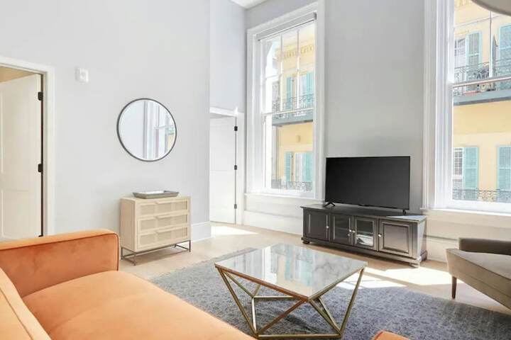 3 Units Steps to Bourbon St & the French Quarter The Harlequin by Avantstay in New Orleans, LA