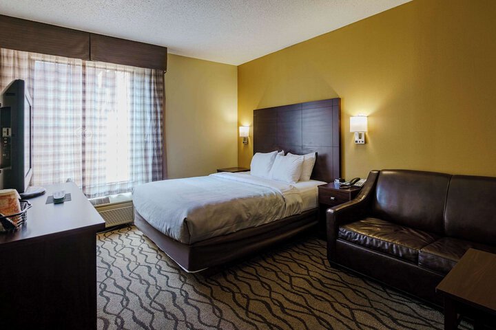 1 King Bed (5 of 12)
