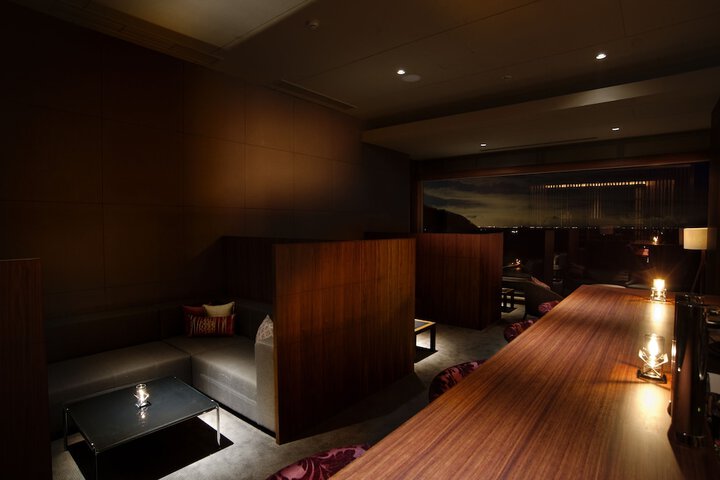 Lounge 24 of 32