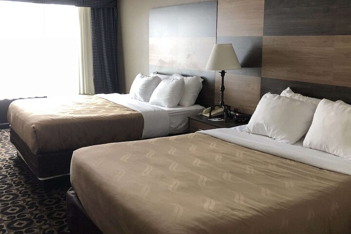 2 Queen Beds (1 of 7)