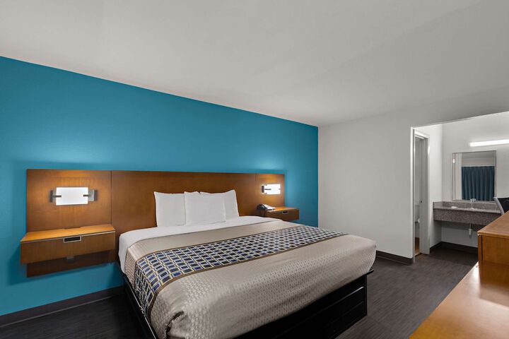 1 King Bed (8 of 9)
