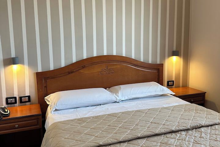 Room 9 of 18