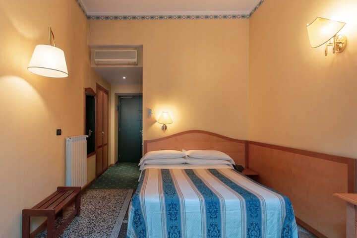 Room 7 of 30