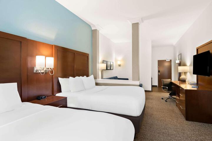 2 Queen Beds (5 of 7)