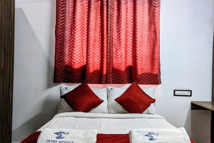 Room 5 of 12