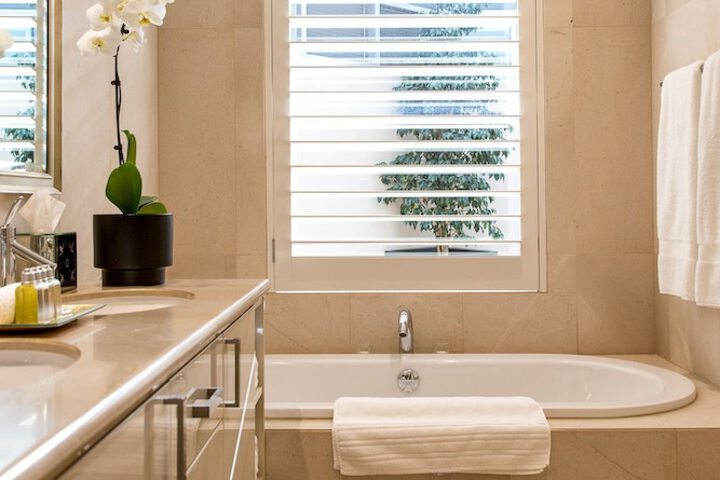 Deep soaking bathtub