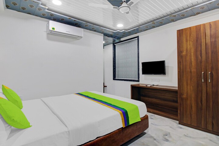 Room 9 of 35