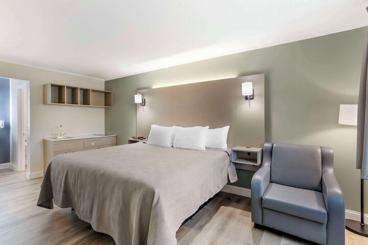 1 King Bed (1 of 13)