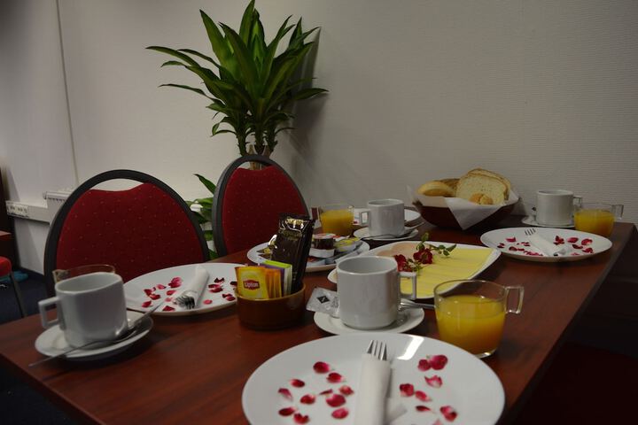 Breakfast/Coffee Service 27 of 34