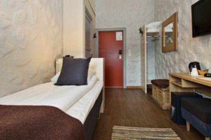 Room 27 of 106