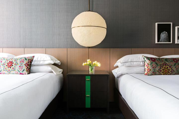 1 Queen Bed (4 of 11)
