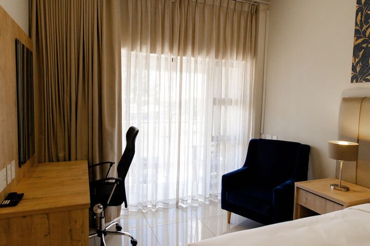 Room 16 of 39