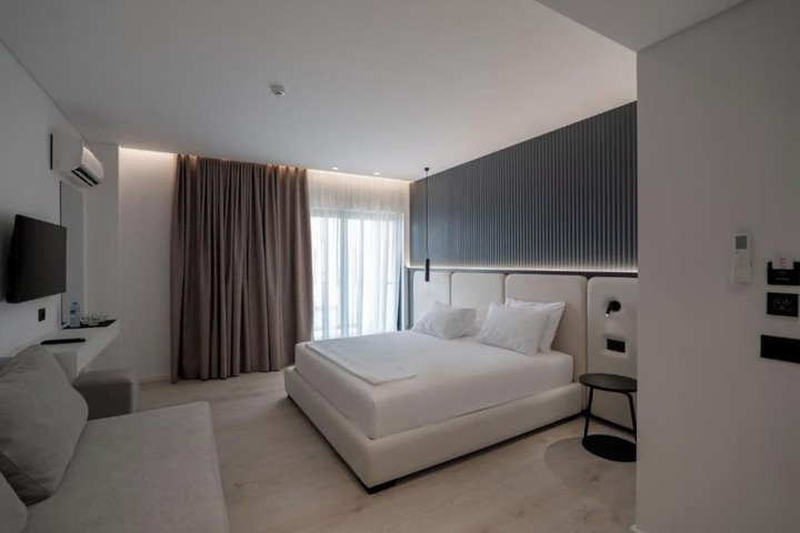 Room 52 of 100