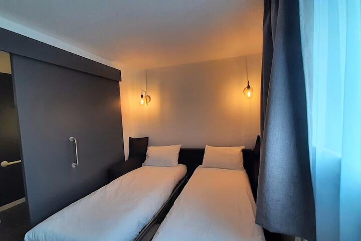 Room 42 of 127