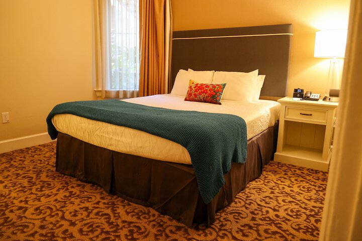 Deluxe Queen Bed (15 of 28)
