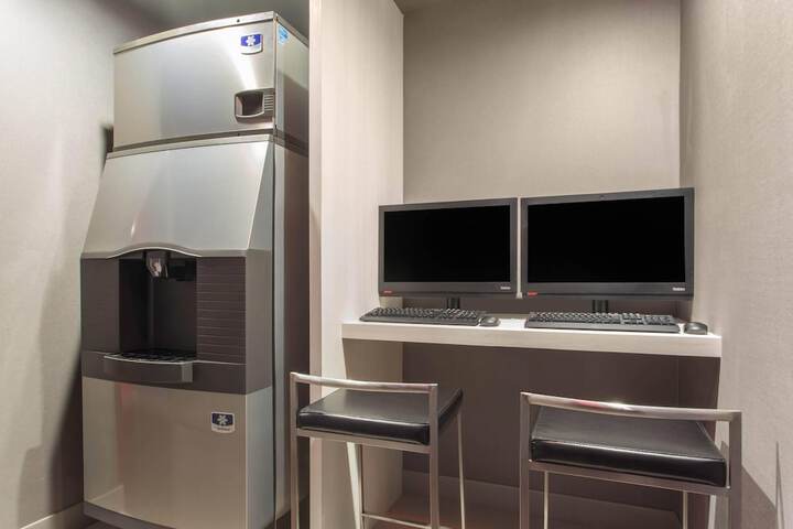 Business Center 63 of 67