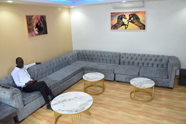 Lounge 145 of 163