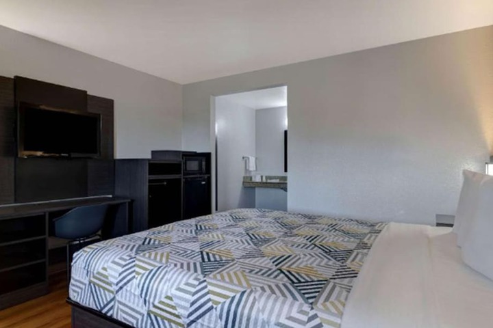 1 King Bed Micfridge (6 of 13)