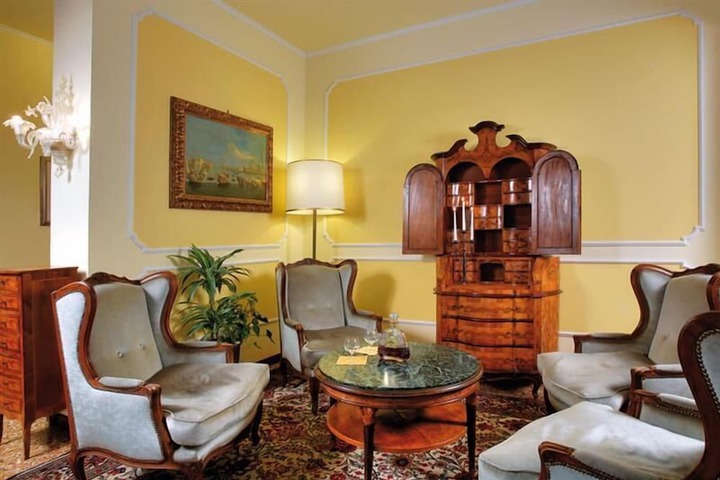 Hotel Interior 6 of 38