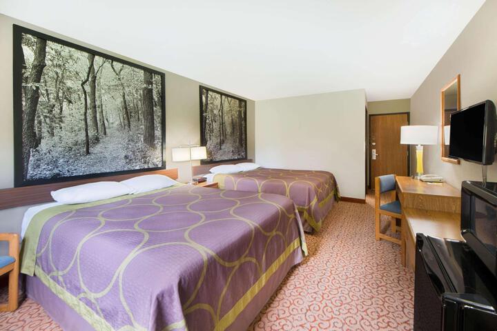 1 Queen Bed (2 of 12)