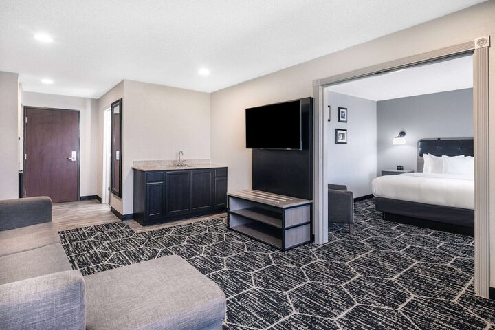 1 King Bed (3 of 10)