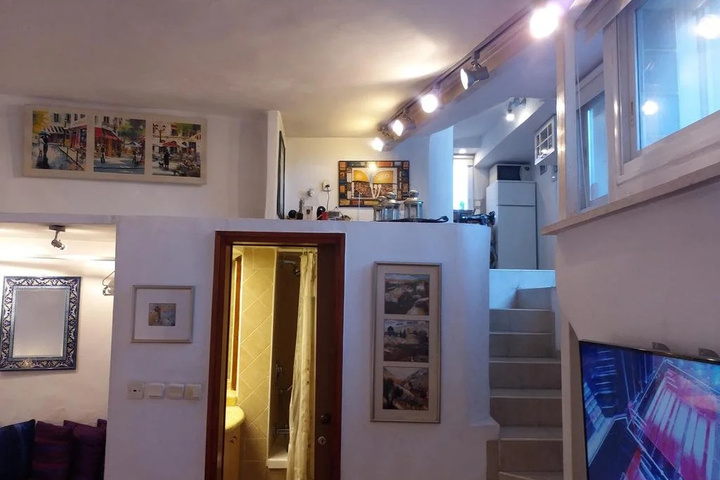 Room 5 of 9
