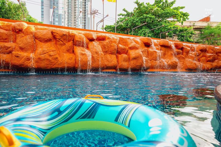 Hotel Pool