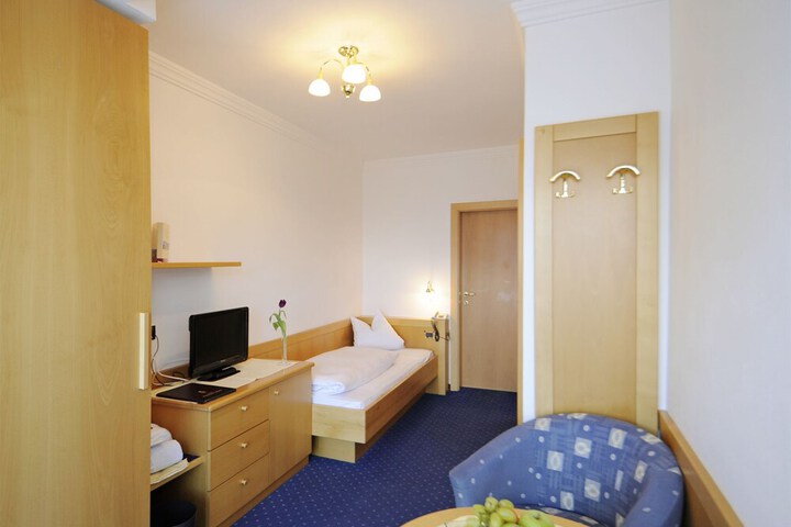 Room 33 of 77