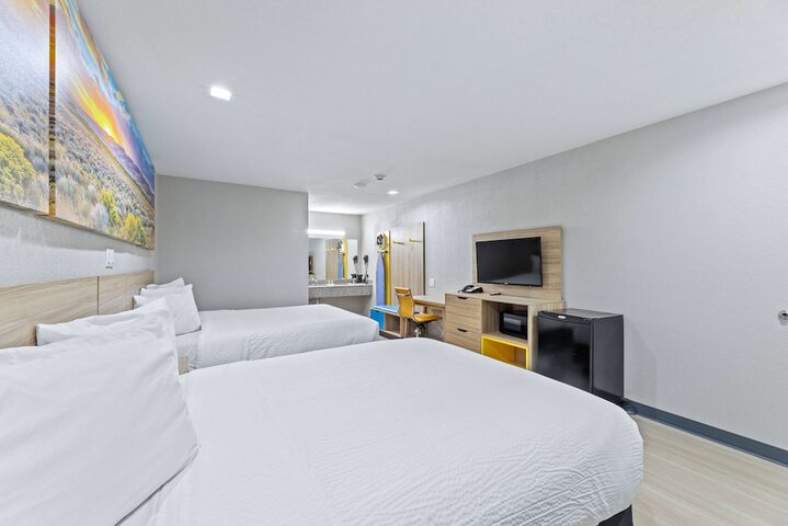 1 Queen Bed (6 of 14)